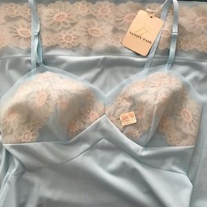 DEADSTOCK VINTAGE VANITY FAIR SLIP 32 S Ice blue
